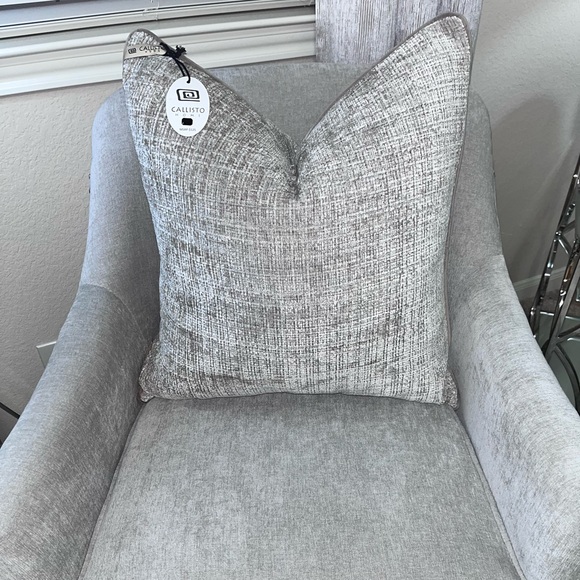 1-NWT CALLISTO HOME VELVET WEAVE DESIGN DECORATIVE
THROW PILLOWS - Picture 11 of 17